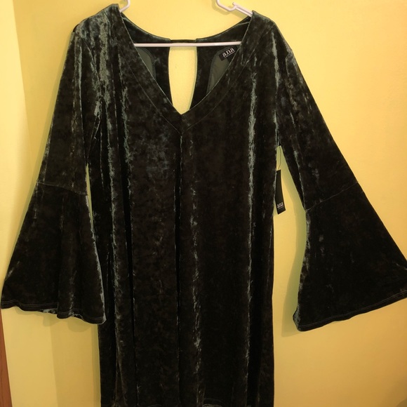 Women’s large hunter green bell sleeved dress💚 - Picture 2 of 3